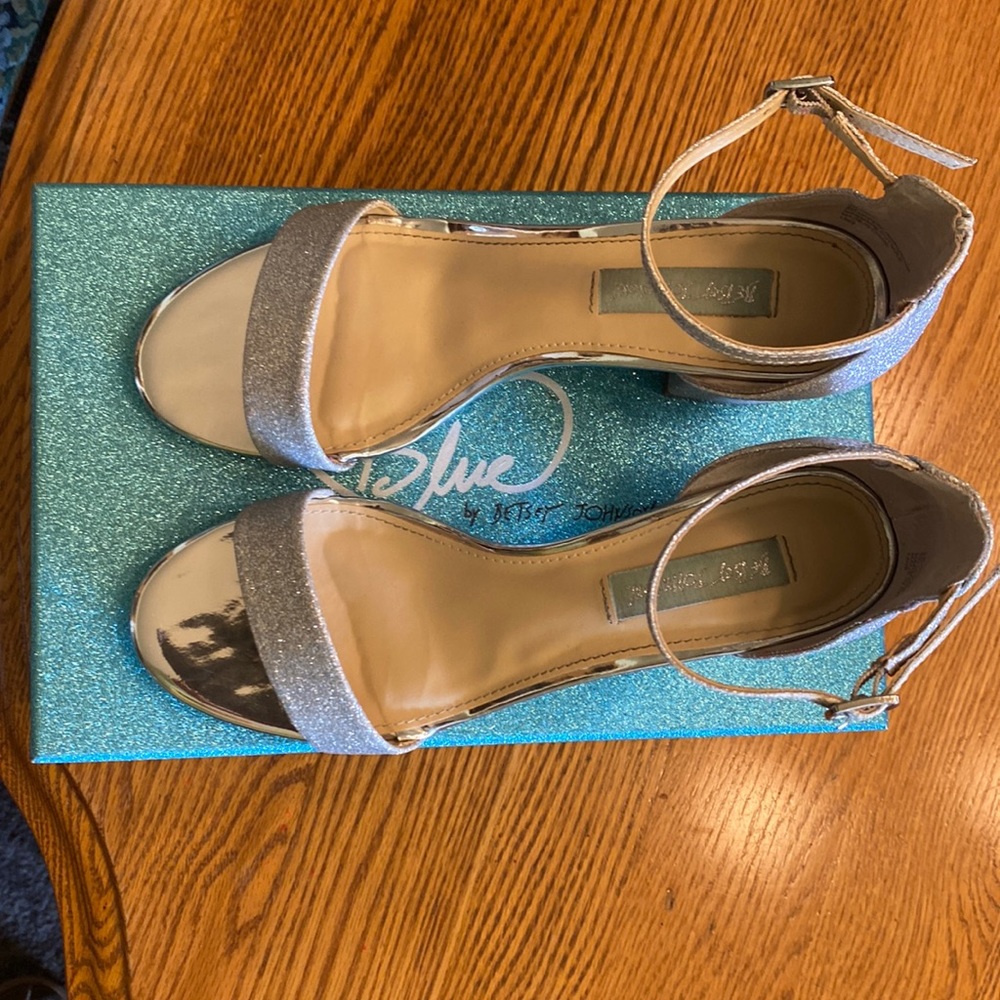Betsy Johnson Silver Glitter Heels in Size 8 VEUC